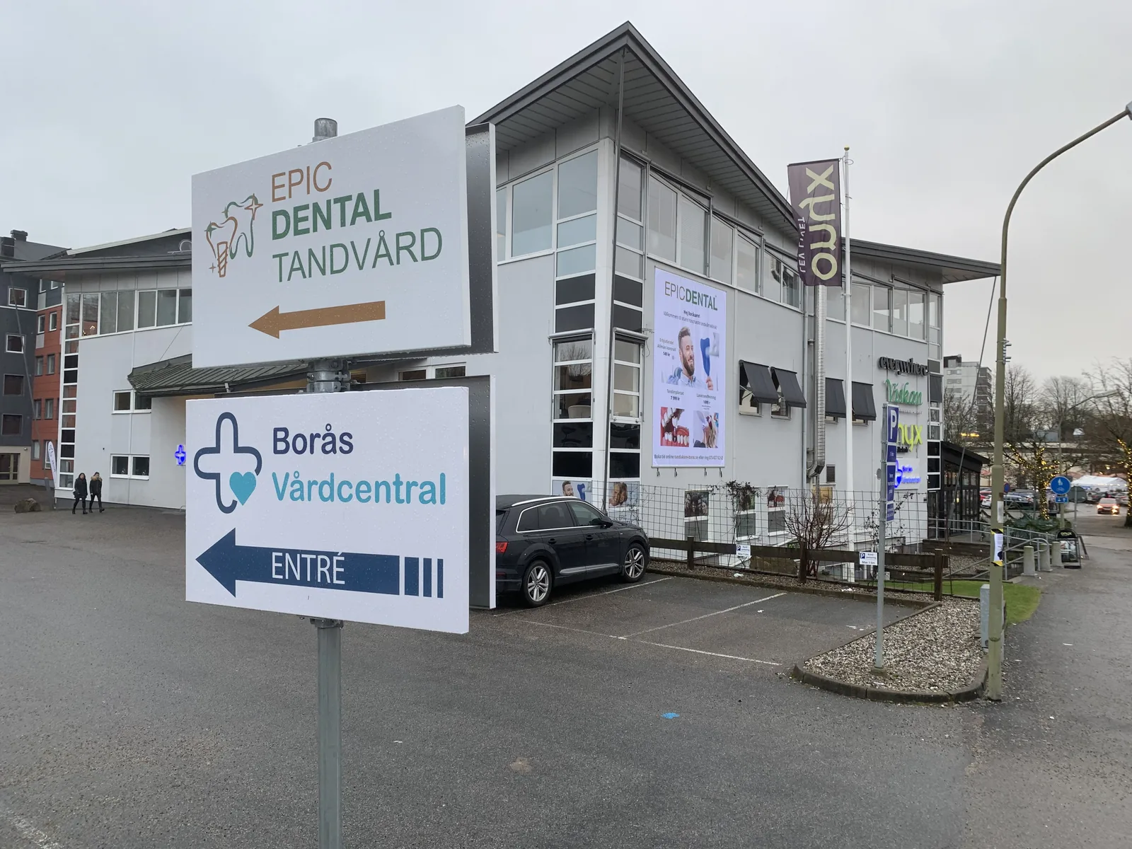 Epic Dentals klinikskylt vid Herrljungagatan i Borås